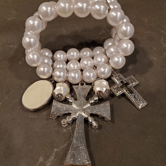 Stretch faux pearl bracelet with crosses - Picture 5 of 6